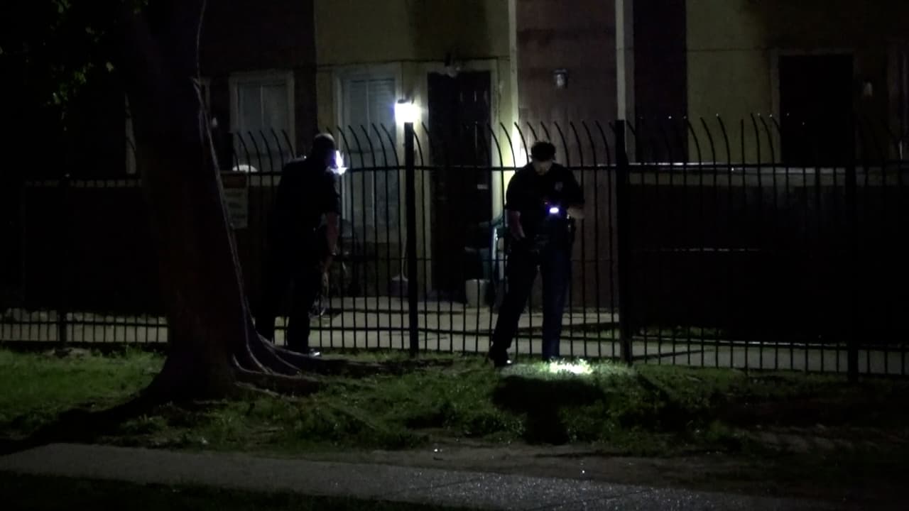 Balean a un hispano desde un auto en movimiento en Houston: lo hirieron tres veces