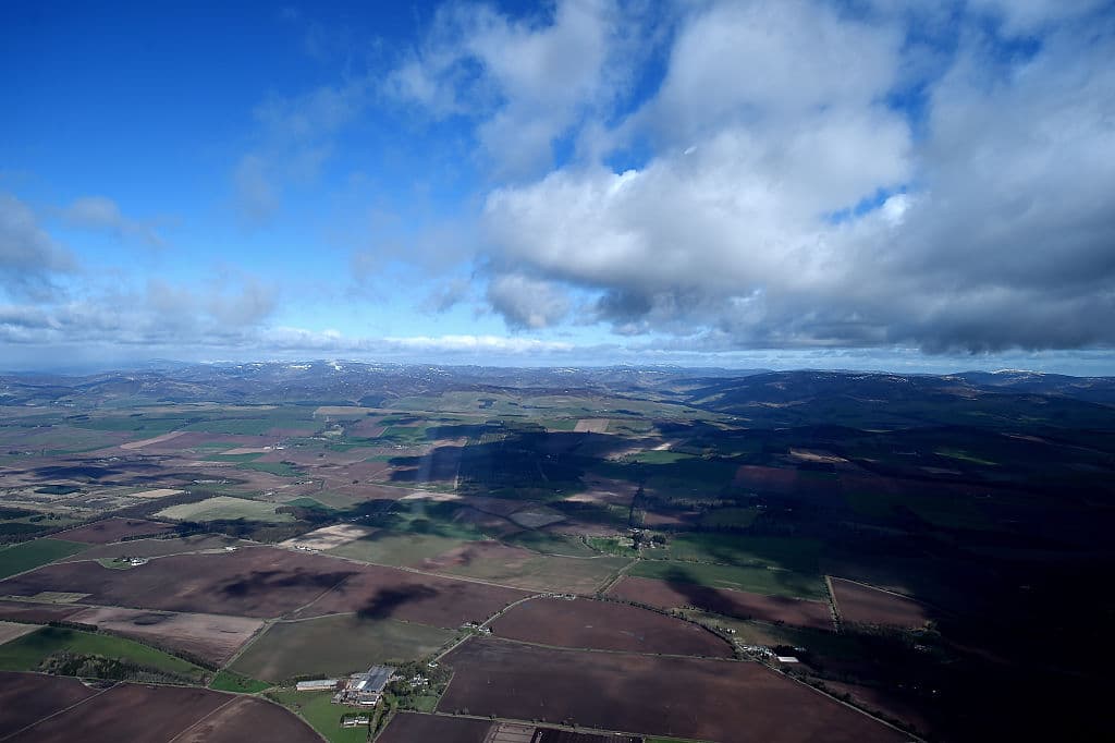 <b>Bonnybridge, Escocia</b>
<br>
<b> </b>Este lugar se ha convertido en uno de los lugares favoritos para los investigadores del fenómeno ovni. Situado en el llamado Triángulo Falkirk, situado entre los poblados de Bonnybridge, Falkirk y Stirling esta zona reporta cerca de 300 avistamientos al año, el primer registro que se tiene data de 1993 y desde entonces, las visitas extraterrestres no han parado.