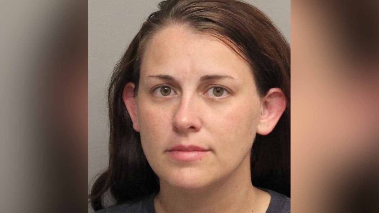 En el lado del pasajero localizaron a Castle Brown quien tenía cuatro órdenes de arresto abiertas en el precinto 4 del condado Harris.