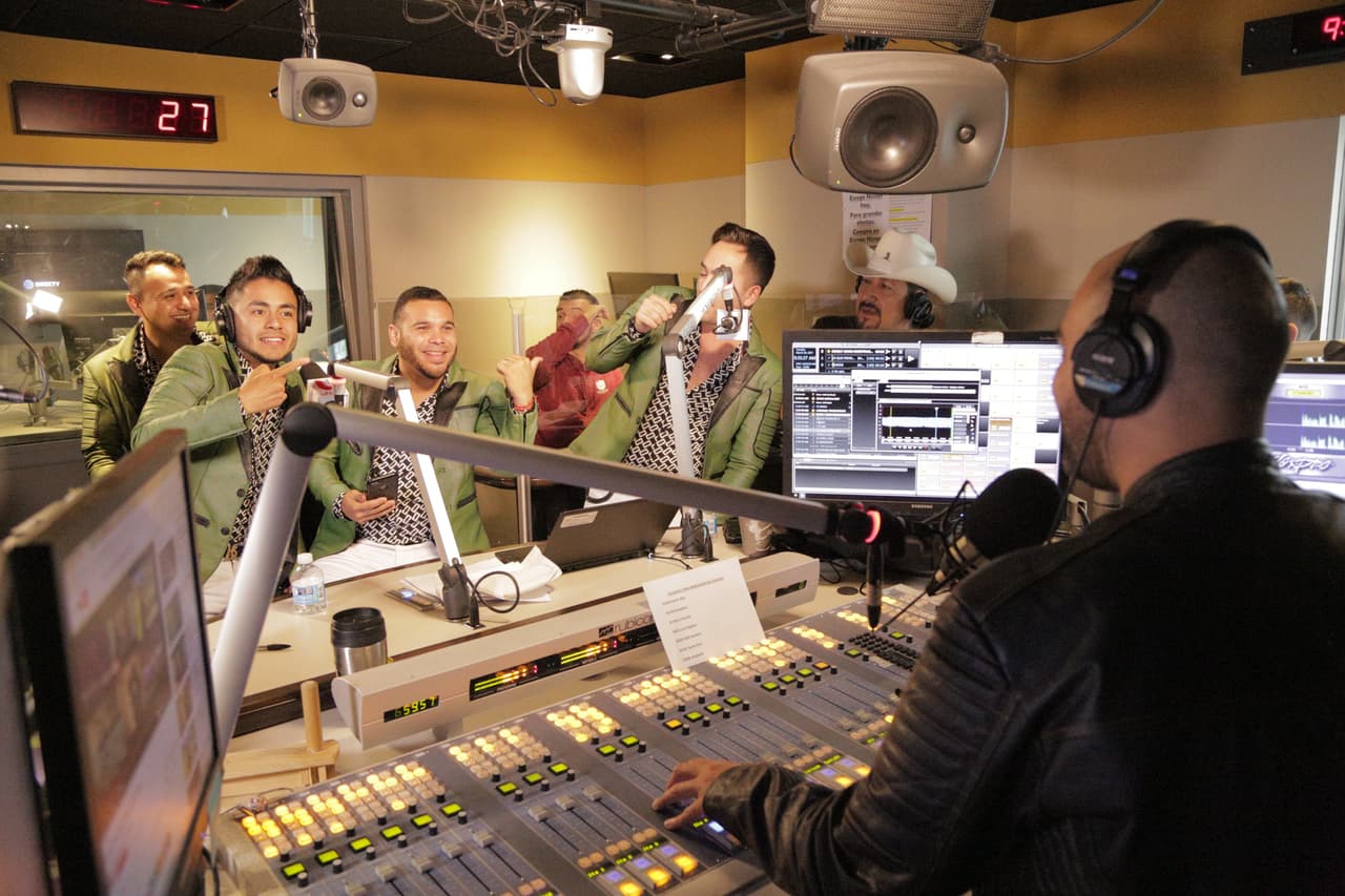 Hubo tiempo para cantar en vivo sus más recientes canciones a través de Facebook Live.