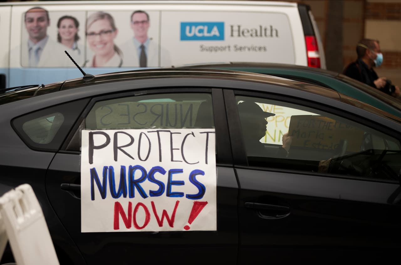 Enfermeras protestan por la falta de respiradores N95 y otros equipos de protección personal (PPE) mientras protegen las pautas de distanciamiento social fuera del Centro Médico de UCLA, Santa Mónica.