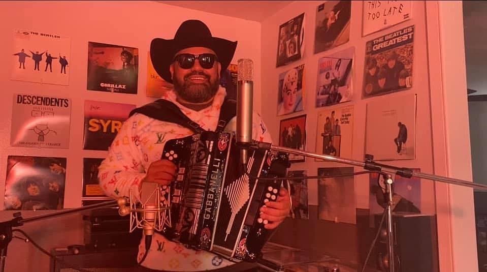 Asà mismo,
<b>Ricky Muñoz</b>, lÃder del Grupo Intocable, informó que cinco integrantes de la banda habÃan dado a positivo por coronavirus.