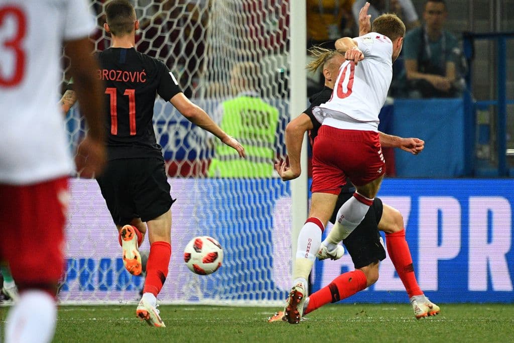 El cerebro del equipo danés estuvo constantemente tratando de inquietar a Danijel Subasic, el guardameta croata, pero le faltaron más precisión a sus 'escopetazos'.