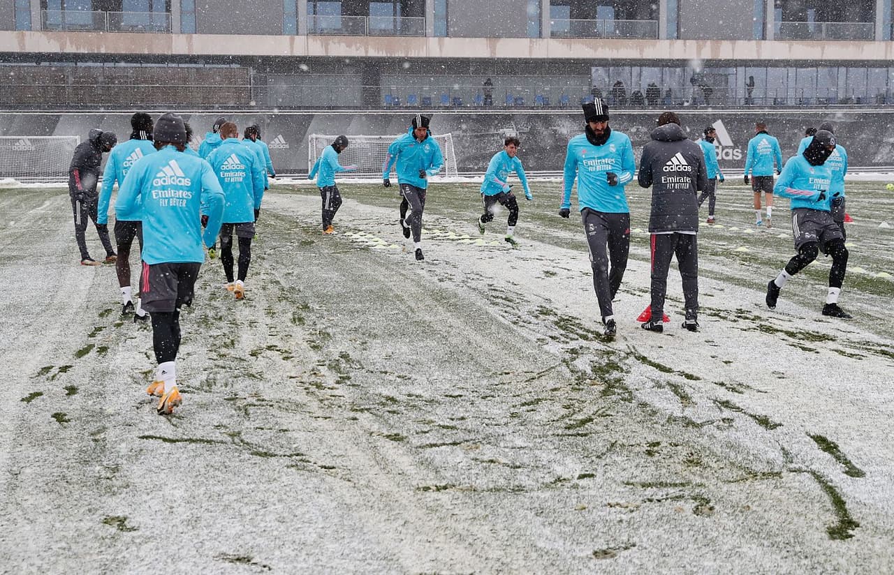 El Real Madrid preparó su próximo duelo contra Osasuna entrenando en la Ciudad Real Madrid bajo una tremenda nevada.