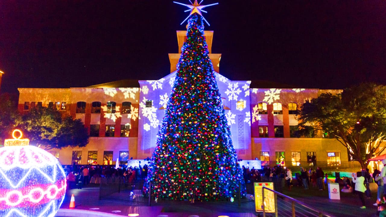 🎄
<b> Encendido del árbol de Navidad en Sugar Land</b>
<br>Presentaciones en vivo, fotos con Santa y antojitos dulces.
<br>
<br>🗓️ Viernes 1 de diciembre
<br>🕒 5 – 8 pm
<br>📍 2711 Plaza Drive, 77479 | Sugar Land Town Square
<br>Evento gratuito
<br>