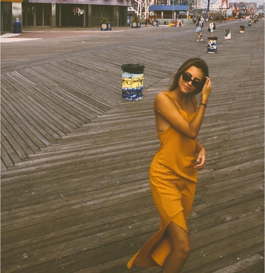 Aunque se desconoce si Camila planea seguir los pasos de su famosa familia, ya se ha hecho de su popularidad.