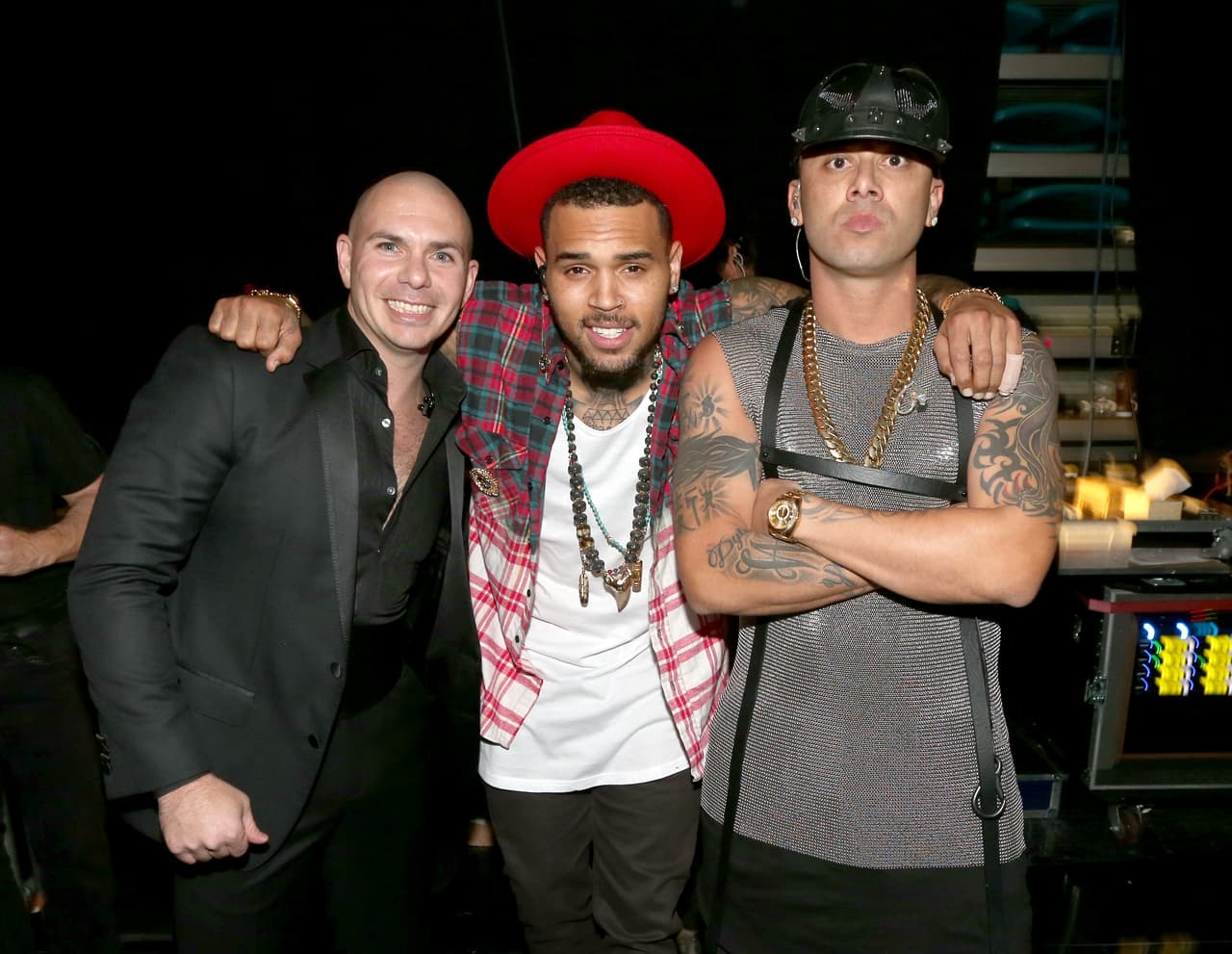 En 2014 también, Pitbull, Chris Brown y Wisin, rompieron el escenario con una súper presentación del tema 'Control' y así posaron tras cantar juntos.