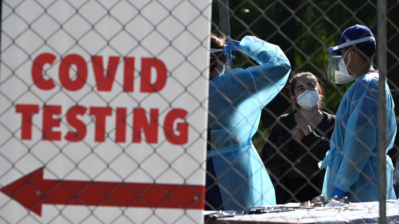 3) Si no te haces la prueba de covid-19, quédate en casa por 10 días al regresar de tu viaje.
<a href="https://www.univision.com/local/los-angeles-kmex/recibiras-invitados-durante-tu-cena-de-accion-de-gracias-sigue-estos-consejos-para-evitar-casos-de-coronavirus-video">Más recomendaciones aquí.</a>