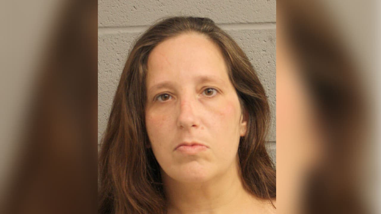 Miranda Joy Orsak, 39 años. Se busca por lesiones a menores de edad y tiene cuatro condenas pendientes. Última ubicación conocida: Houston, Texas. Orden de arresto # 1645921.