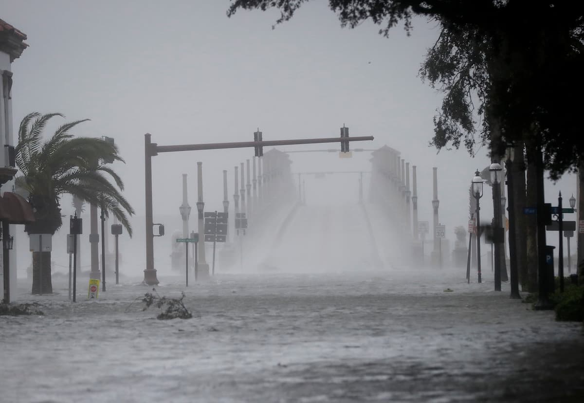 <b>Puesto 15. Huracán Matthew, costa sureste (49 muertos). Octubre de 2016. </b>Tocó tierra en Carolina del Sur como una tormenta de Categoría 1 y las intensas lluvias y la marejada
<a href="https://www.univision.com/noticias/tormentas-y-huracanes/en-fotos-asi-golpea-el-huracan-matthew-el-noreste-de-florida-fotos">provocaron inundaciones históricas</a> en ese estado y en Carolina del Norte, Georgia y Florida. Las pérdidas materiales alcanzaron los $10,000 millones.
<br>