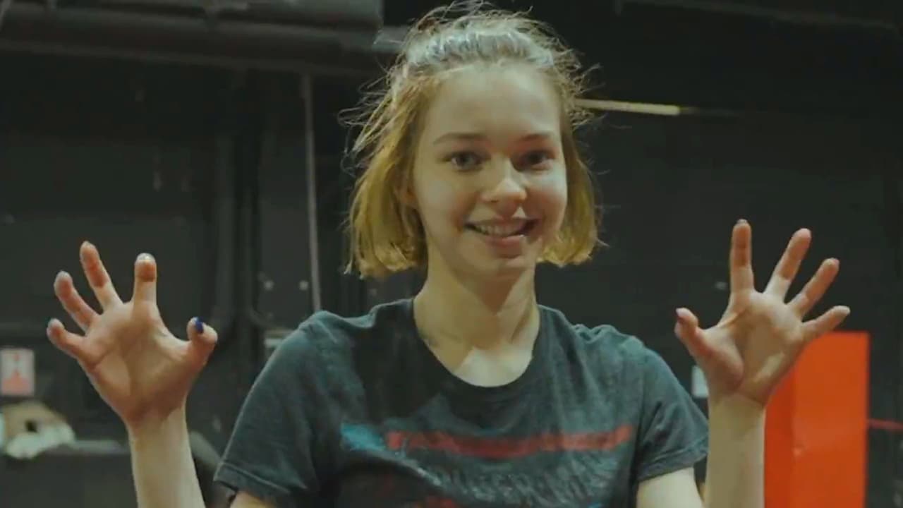 Emma Myers entrenando para su papel de Enid Sinclair.