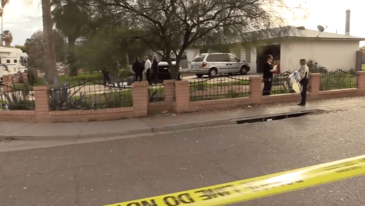 <b><a href="https://www.univision.com/local/arizona-ktvw/hallan-restos-humanos-en-una-vivienda-donde-se-habia-reportado-abuso-a-menores-video">Bomberos recibieron una llamada por un incendio en la casa de los Loera</a></b> el 28 de enero.
<b>Tras una investigación, autoridades se dieron cuenta que el mismo Loera había comenzado el fuego pues quería acabar con su vida.</b>
<br>