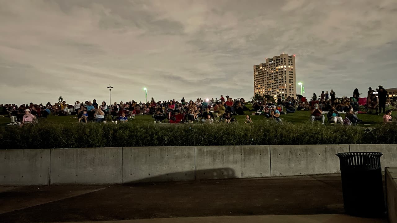 Bajo un cielo nublado, cientos de mexicanos celebraron el
<a href="https://www.univision.com/local/houston-kxln/alcaldia-de-houston-se-ilumina-con-los-colores-de-la-bandera-mexicana-para-celebrar-el-grito-de-independencia-fotos">grito de la Independencia de México</a> en la ciudad de Houston.