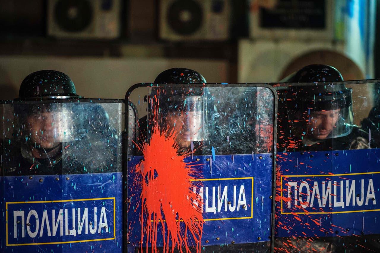 En lugar de lanzar ladrillos o bombas Molotov, arrojan bolas de pinturas que tiñen de varios colores al parlamento y los edificios públicos de Macedonia.