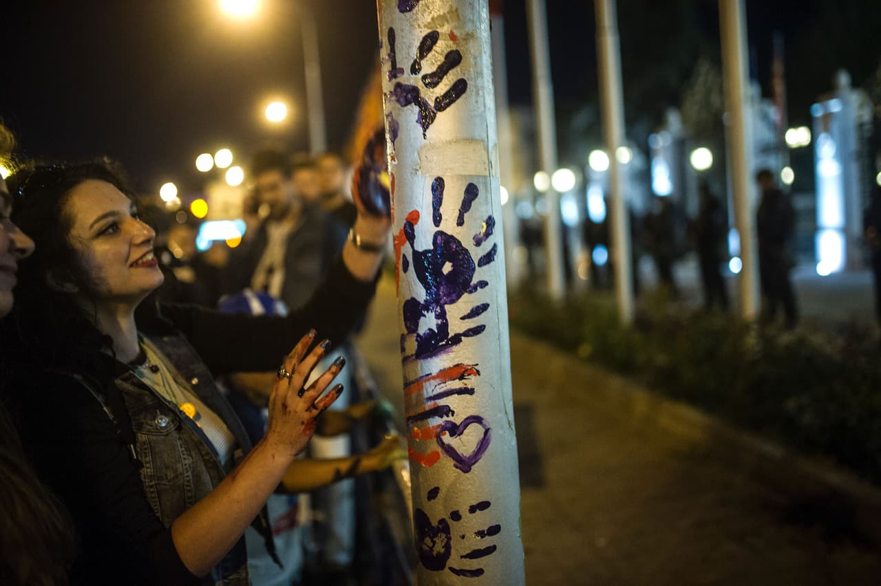 En lugar de lanzar ladrillos o bombas Molotov, arrojan bolas de pinturas que tiñen de varios colores al parlamento y los edificios públicos de Macedonia.