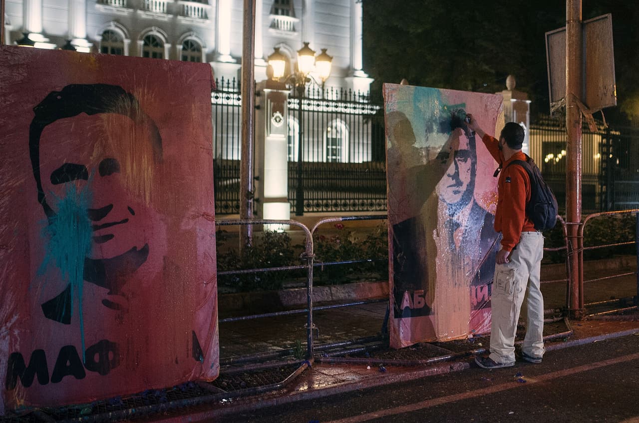 En lugar de lanzar ladrillos o bombas Molotov, arrojan bolas de pinturas que tiñen de varios colores al parlamento y los edificios públicos de Macedonia.
