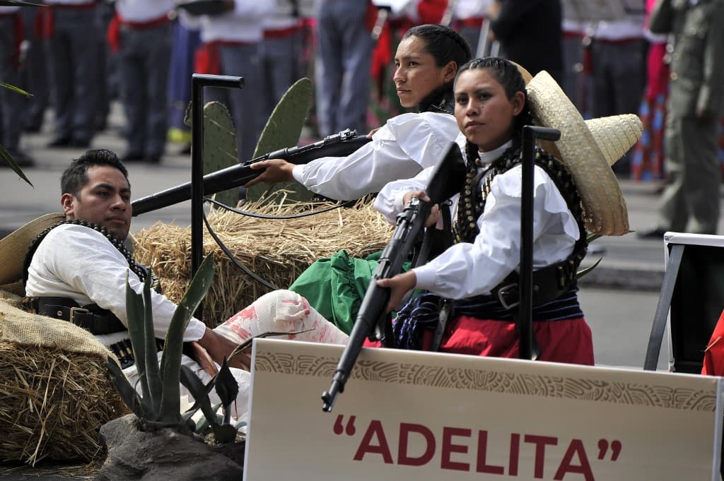 Durante el desfile no pudieron faltar "Las Adelitas", las mujeres que durante la Revolución Mexicana atendieron a los heridos, cargaron las armas, se encargaban de los alimentos y también fueron combatientes de guerra.