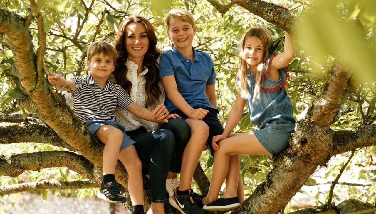 Kate Middleton, a princesa de Gales, com os filhos, Louis, George e Charlotte