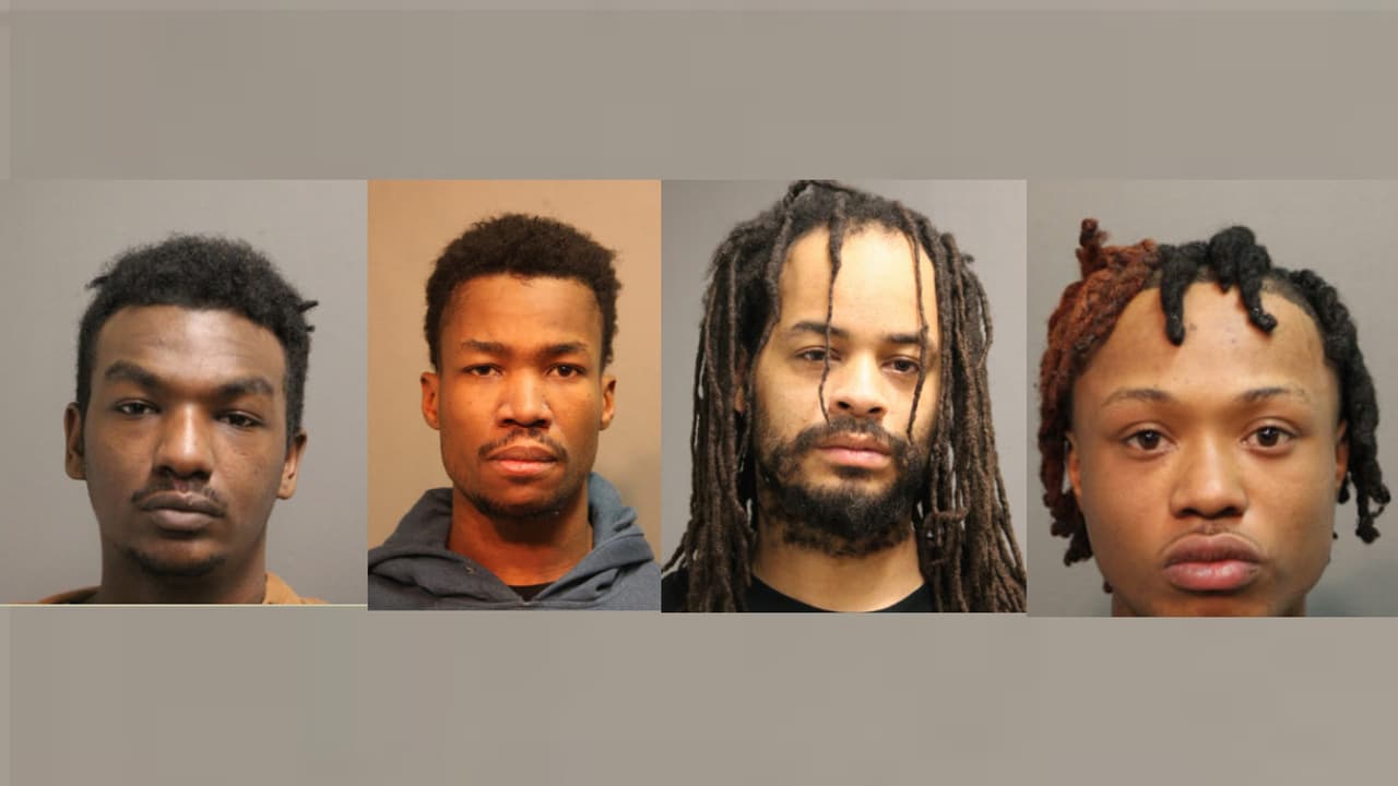 La Policía difundió fotografías de cuatro de los cinco detenidos.