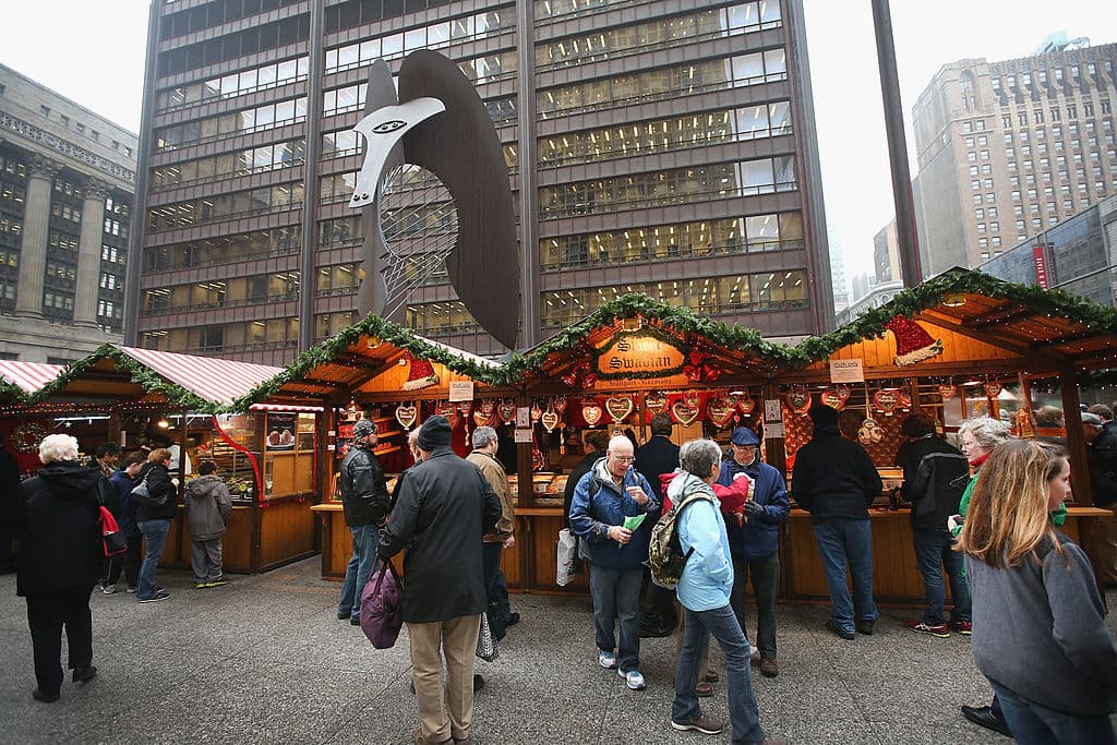 <b>Christkindlmarket</b>
<br>Hasta el 24 de diciembre se pueden encontrar puestos con regalos hechos a mano, comida alemana y un montón de bebidas calientes al estilo alemán en Daley Plaza, con precios para todos los presupuestos.