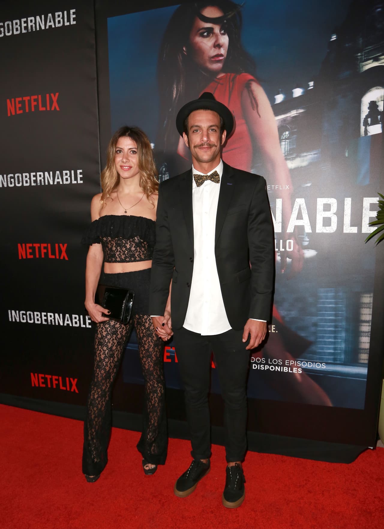 El argentino Joaquín Ferreira, conocido como 'el Potro' de 'Club de Cuervos', asistió al estreno junto a su compañera y llamó la atención porque usó sombrero.