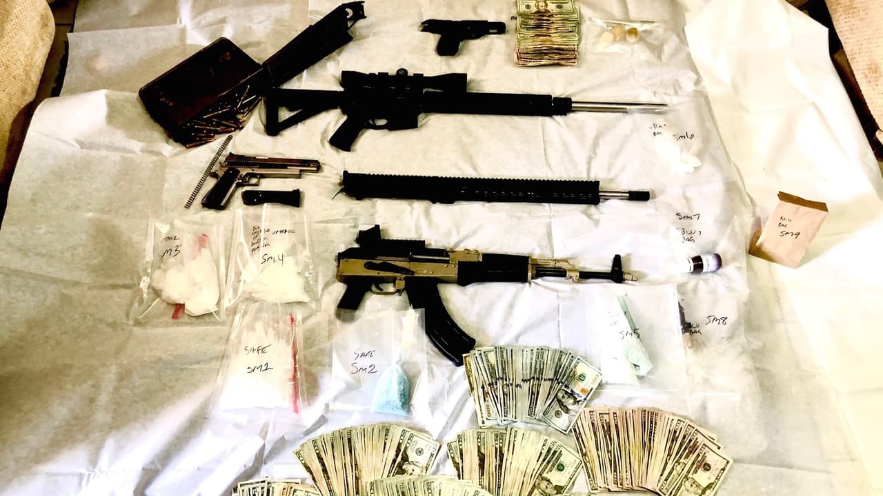 Operativo policial en Bakersfield termina en decomiso de armas, drogas y en tres arrestos