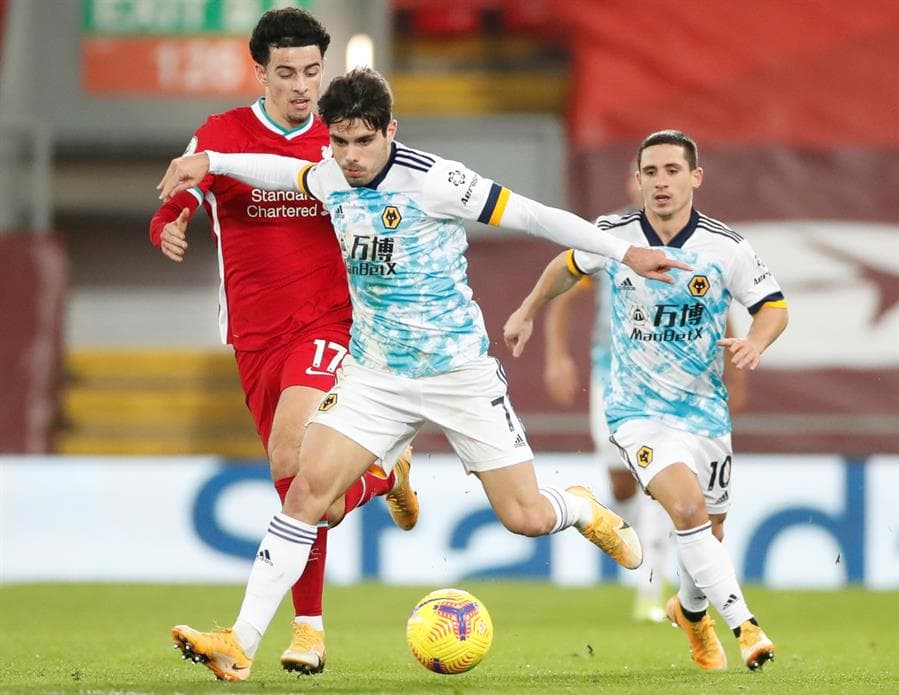 La escuadra campeona de la Premier League, no tuvo piedad y anotó cuatro tantos contra el Wolverhampton del mexicano Raúl Jiménez, quien sigue en recuperación. Los goles corrieron a cargo de Mohamed Salah, Wijnaldum, Matip y Semedo, durante la Jornada 10.