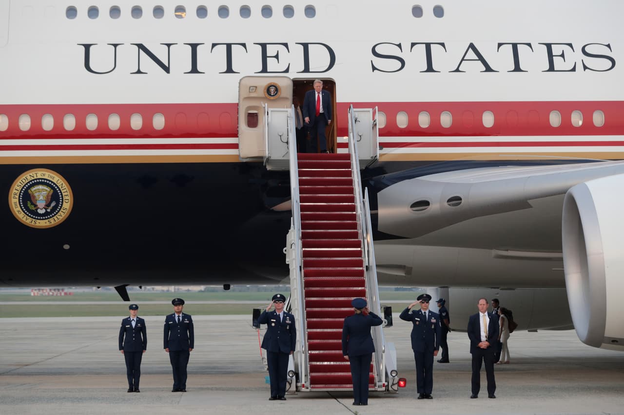 Donald Trump volverá a usar el antiguo Air Force One mientras el avión regalado por Qatar recibe mejoras