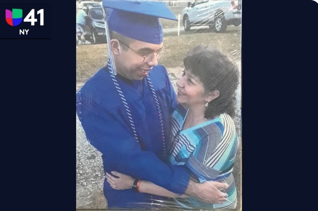 Ángel Rodríguez, de Nueva Jersey nos compartió la siguiente imagen y texto: "Celebrando el Día Internacional de la Mujer con mi mamá, Carmen Santos, desde Passaic".