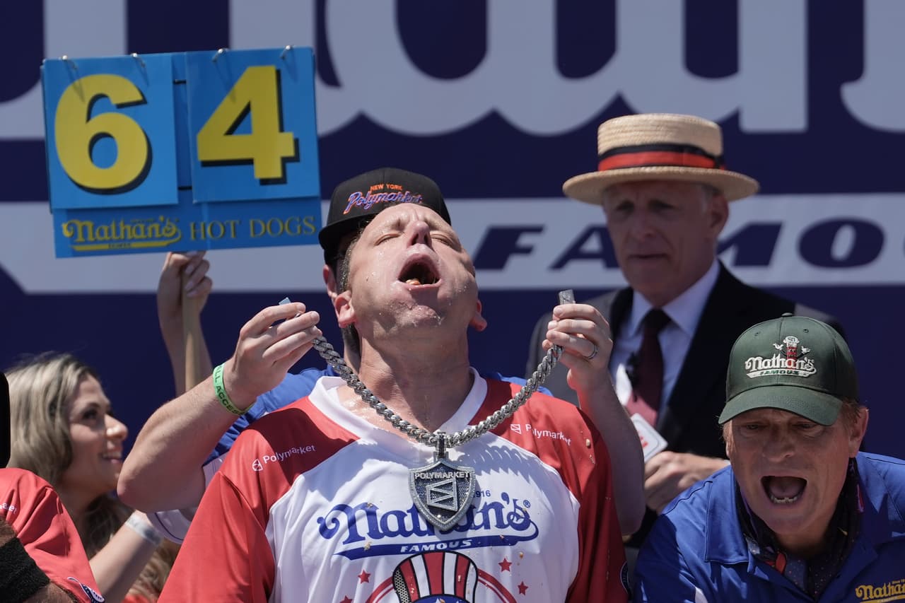 Joey Chestnut gana el concurso de comer hot dogs del 4 de julio de Nathan’s Famous 2026 en Coney Island, en el distrito de Brooklyn, Nueva York, el sábado 4 de julio de 2026.