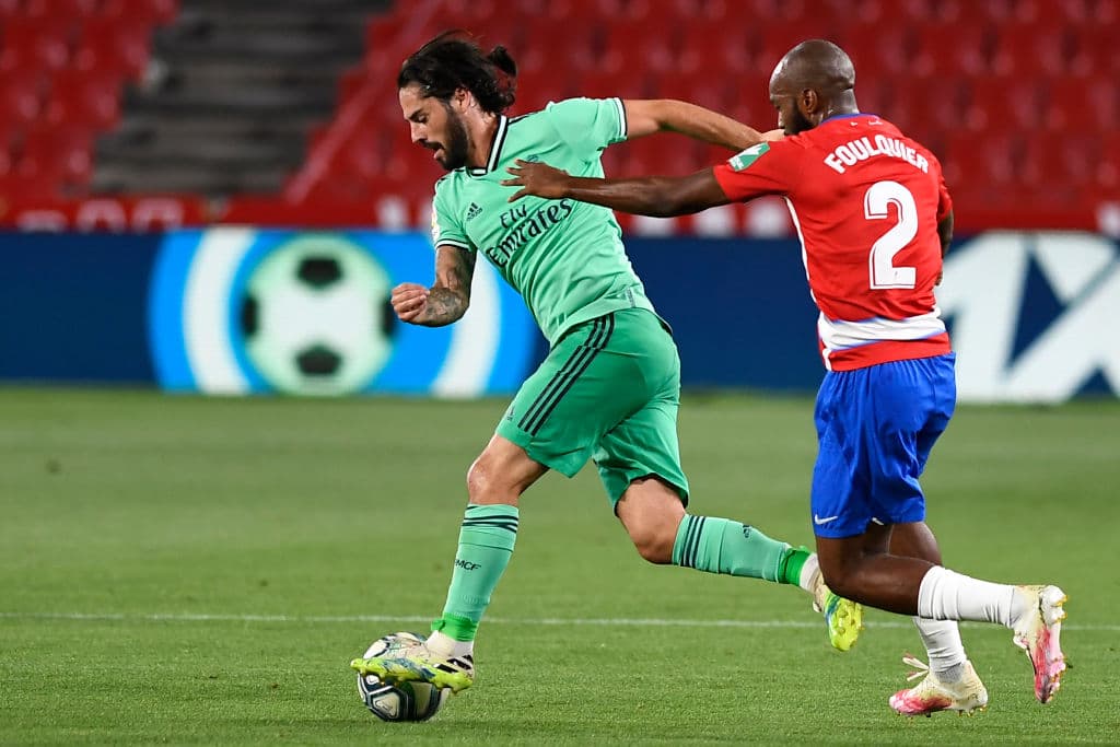 Con un hermoso regate, Isco consigue quitarse la apretada marca del defensor francés Dimitri Foulquie.