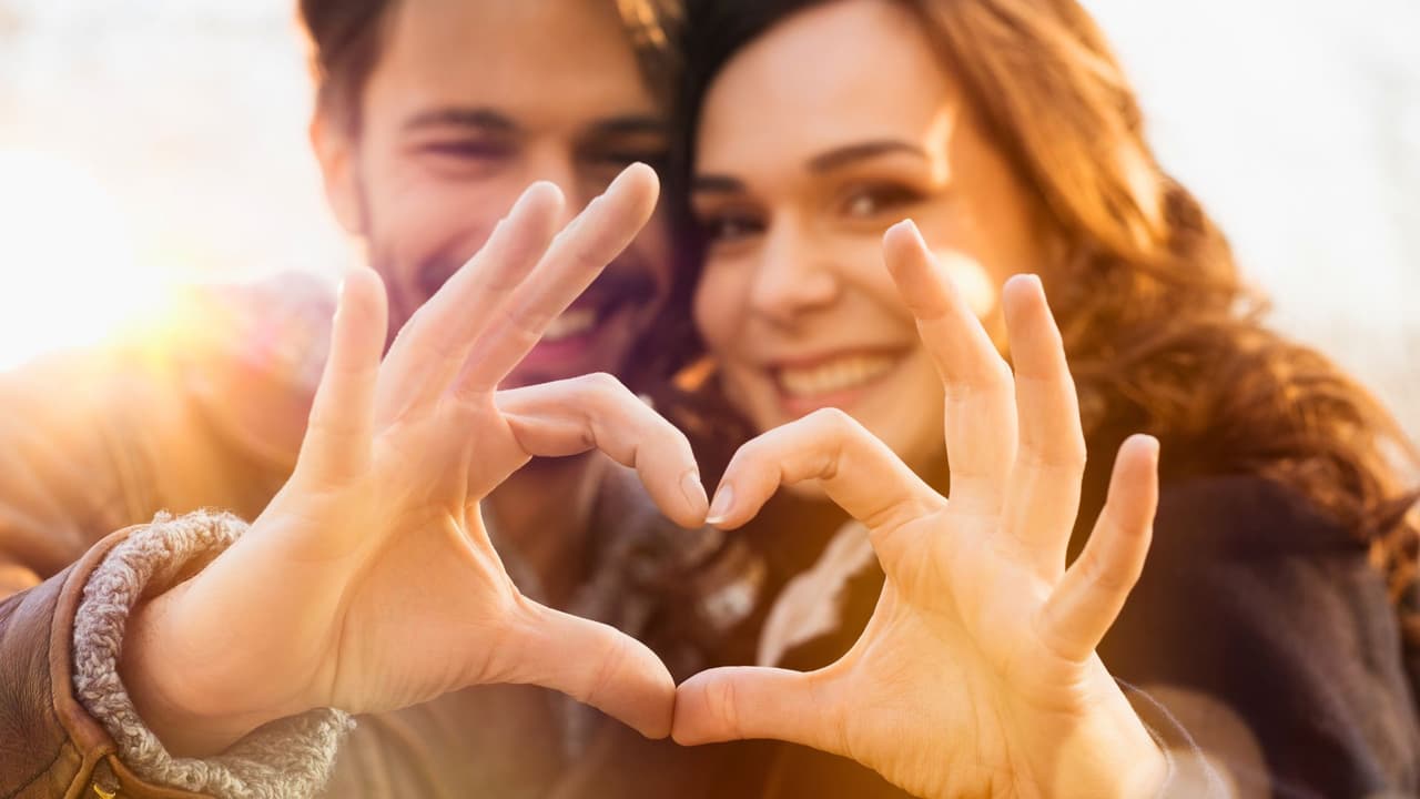 <h3 class="cms-H3-H3">En el norte de Texas hubo más “sí, acepto” que “hasta aquí llegamos” </h3>Por cada mujer que dijo haberse divorciado,
<b> 2.4 reportaron que se habían casado.</b>
<br>En números,
<b>fueron aproximadamente 57,300 mujeres recién casadas frente a 23,600 recién divorciadas</b>.
<br>No significa que el amor haya ganado para siempre, pero sí que, durante el periodo analizado,
<b>hubo muchos más comienzos que finales. </b>
<br>
<b>La cuenta reúne a Dallas, Tarrant, Collin y Denton,</b> con los datos de la Encuesta sobre la Comunidad Estadounidense, por la Oficina del Censo.