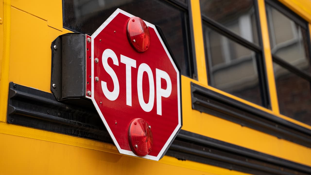 Autobús escolar choca contra edificio en Brooklyn y provoca evacuación: hay un herido
