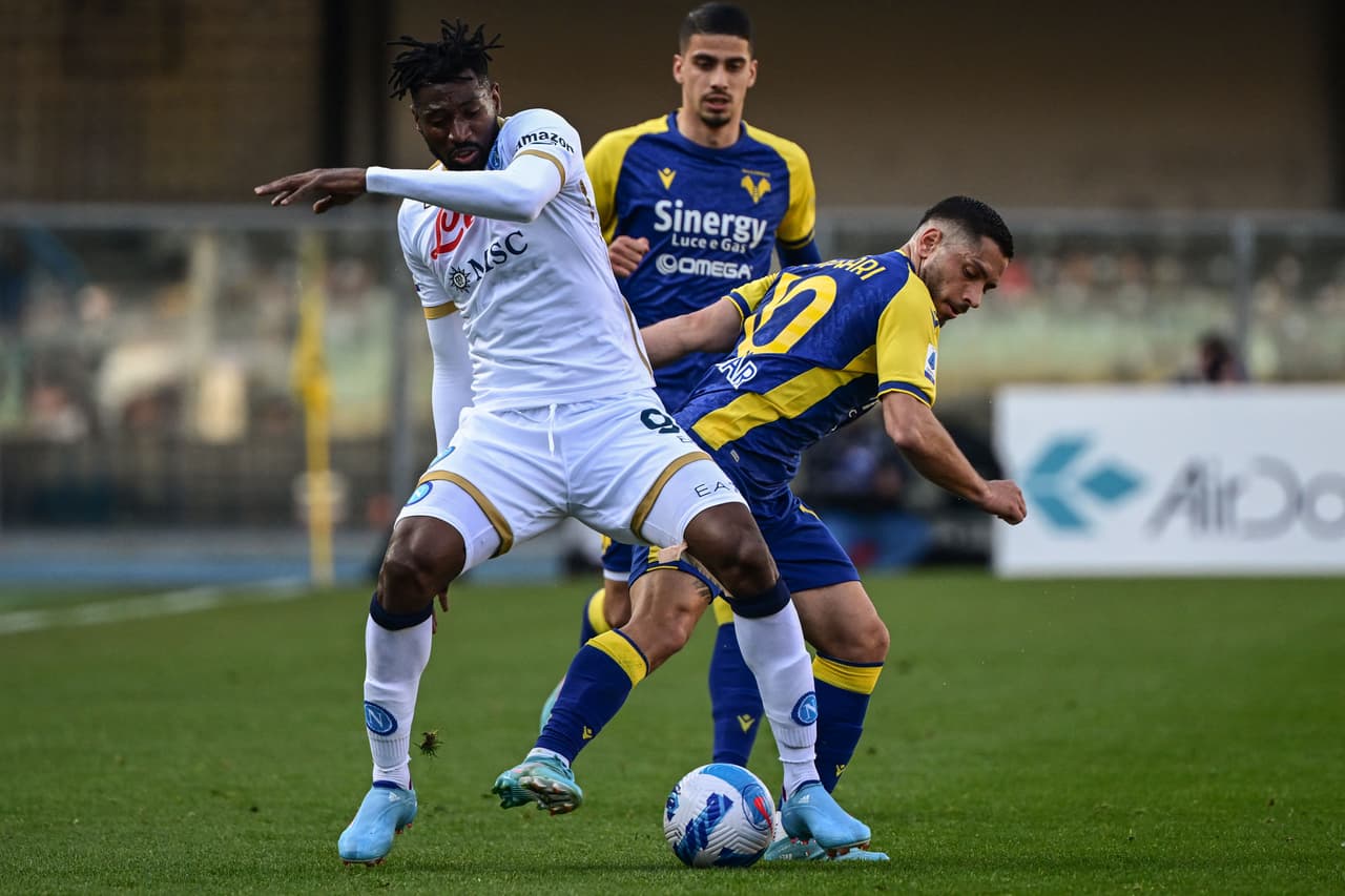 En un duelo donde el mexicano 'Chucky' Lozano jugó 63 minutos y tuvo un papel discreto, el nigeriano Victor Osimhen marcó los dos goles del Napoli, que valieron el triunfo ante Hellas Verona.