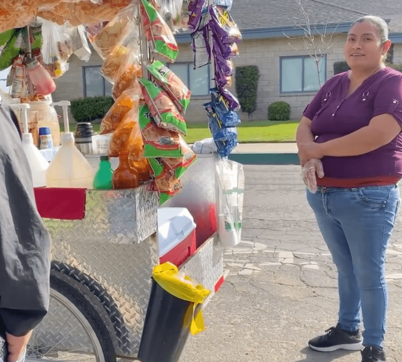 La mujer repetía "¿en serio?", soprendida de la iniciativa de un par de jóvenes samaritanos de Merced