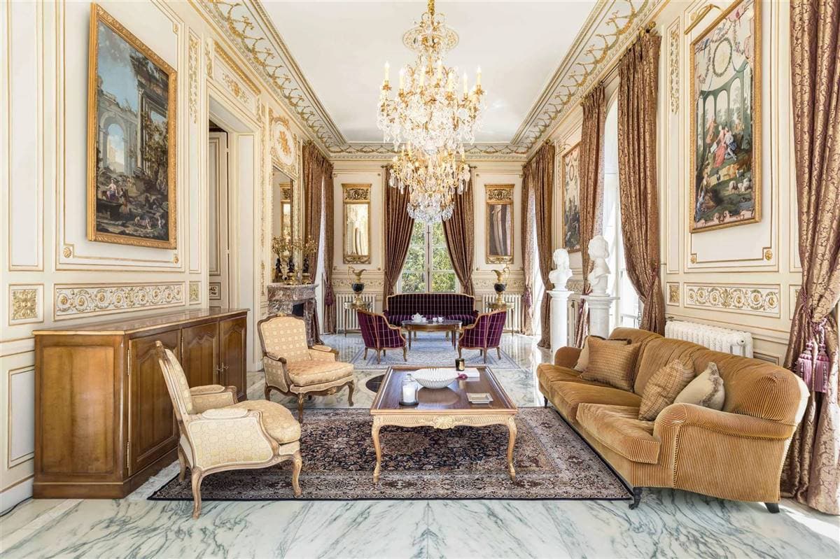 El lugar donde posiblemente podría vivir Messi y su familia es llamado Palacio Rosa (Palais Rose), construcción del año 1900 inspirada en el Grand Trianon y que está catalogado como monumento de interés histórico, pues cuenta con techos altos, grandes ventanas y muebles de la época. La residencia se encuentra 20 minutos de París.