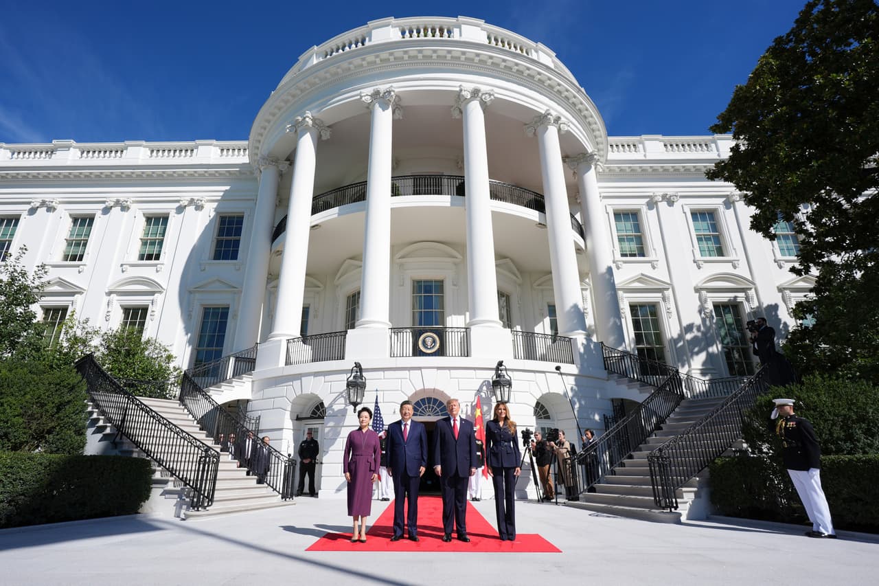 El presidente Donald Trump, a la derecha, y la primera dama Melania Trump, a la derecha, posan para saludar al presidente chino Xi Jinping, a la izquierda, y a su esposa Peng Liyuan, a su llegada al pórtico sur de la Casa Blanca para tomar el té, el viernes 25 de septiembre de 2026, en Washington.