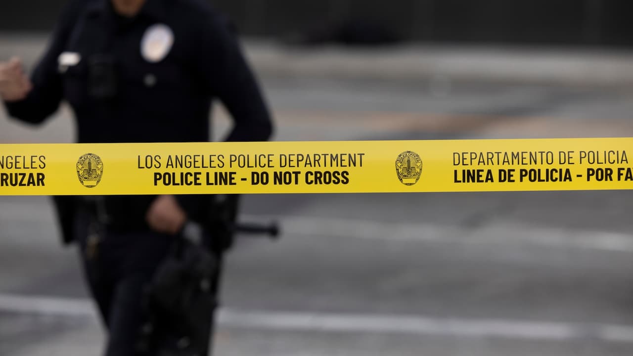 Padre y sus hijos gemelos de 10 años mueren en aparente homicidio-suicidio en Canoga Park