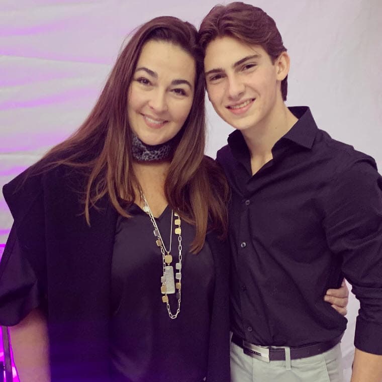 En 2020, la exmodelo mexicana confesó que se sumió en una depresión por su divorcio, lo cual la llevó a
<b>subir más de 70 libras</b>.
<br>