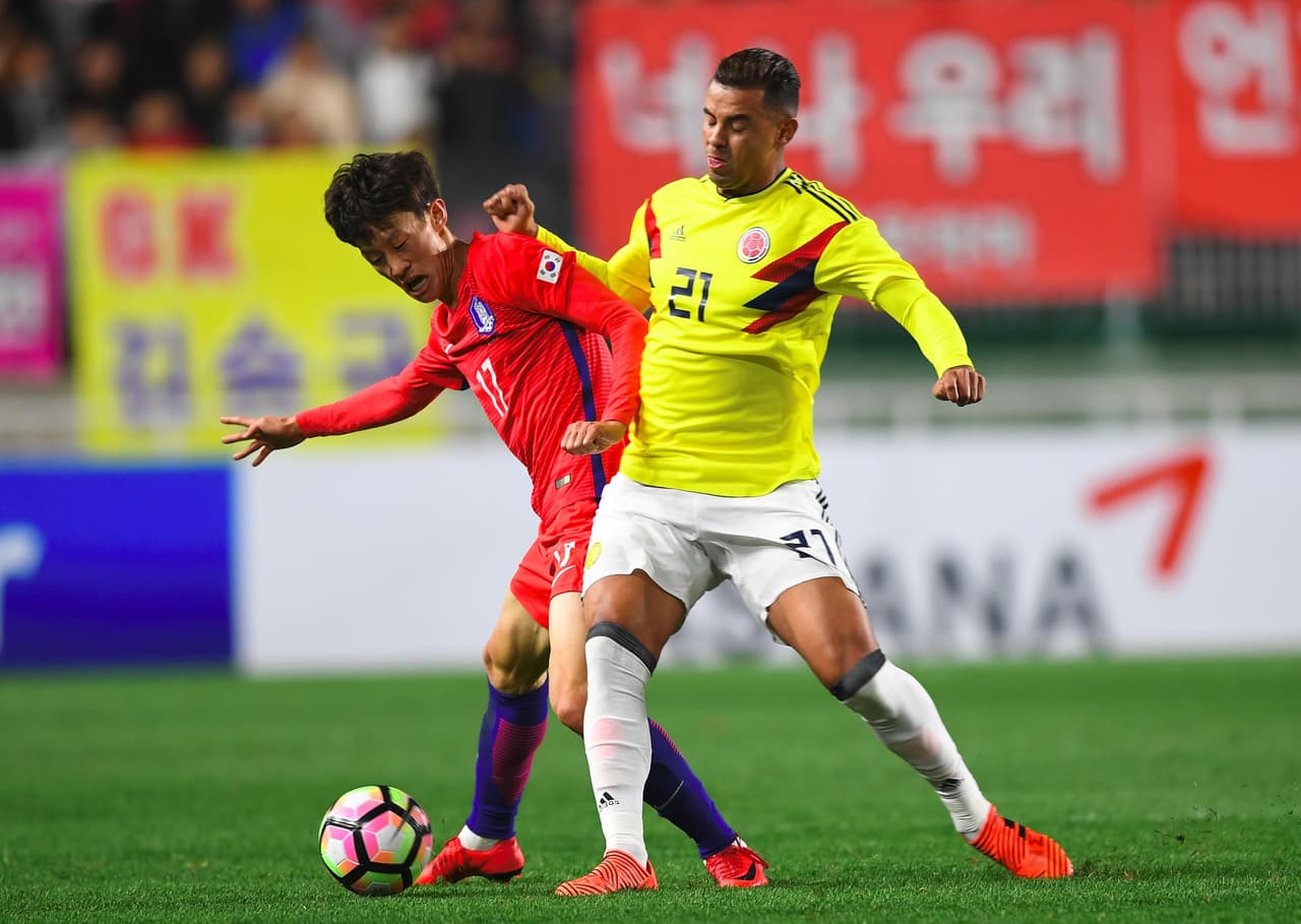 La mueca fue en la derrota de Colombia 2-1 contra Corea del Sur el pasado 10 de noviembre. Cardona se 'rasgó' los ojos a manera de insulto en medio de una discusión con jugadores coreanos.