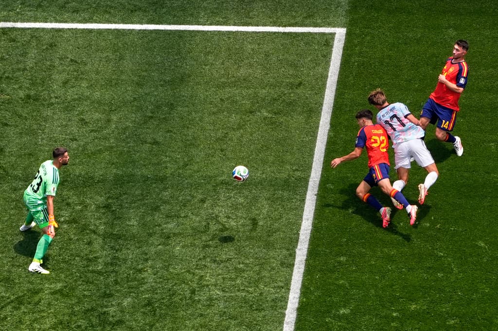 El belga Charles De Ketelaere marca el primer gol ante el portero de España, Unai Simón.