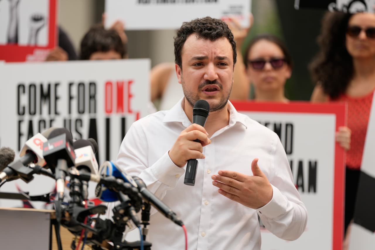 El activista Mahmoud Khalil demanda a la Universidad de Columbia por presunto acoso y represalias contra estudiantes palestinos