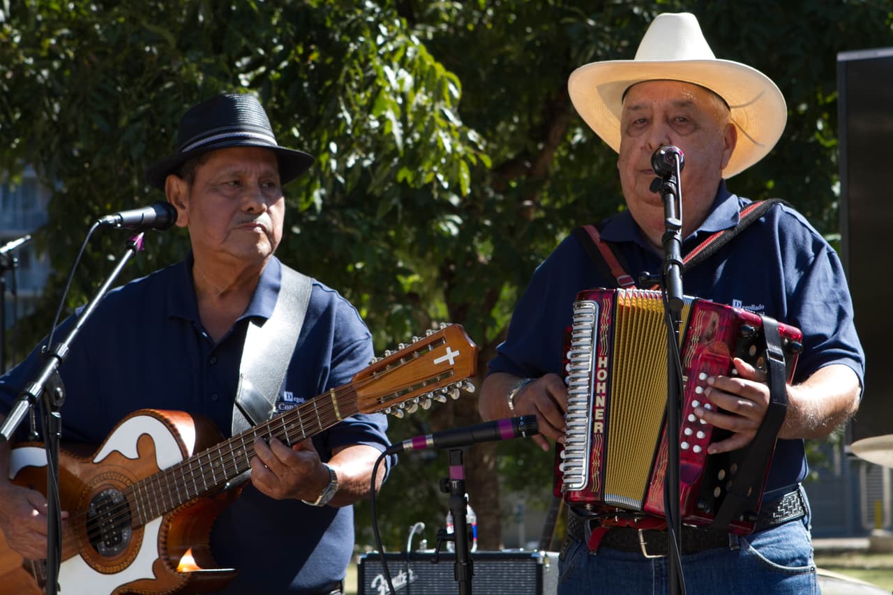 Altares, música, piñatas, papel picado, exhibición de autos antiguos, calaveras, pan de muerto y caritas y manitas pintadas hicieron parte del evento del 'Día de los Muertos' organizado en el Centro Cultural Mexico-Americano de Austin.