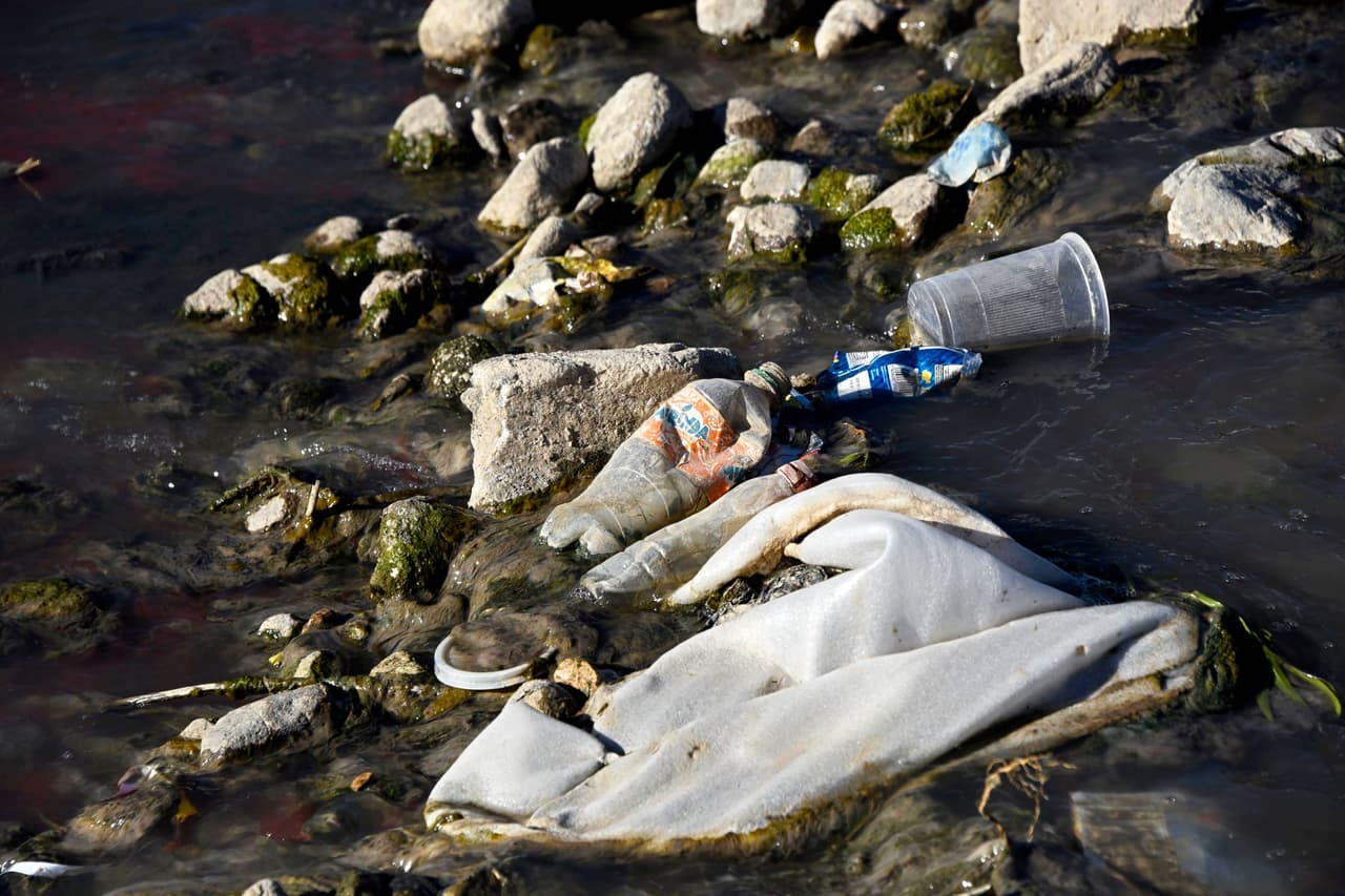 El río San Francisco en el municipio de Panajachel es uno de los dos principales afluentes del lago. Este descarga sin tregua aguas malolientes, según ha reportado la agencia AFP.