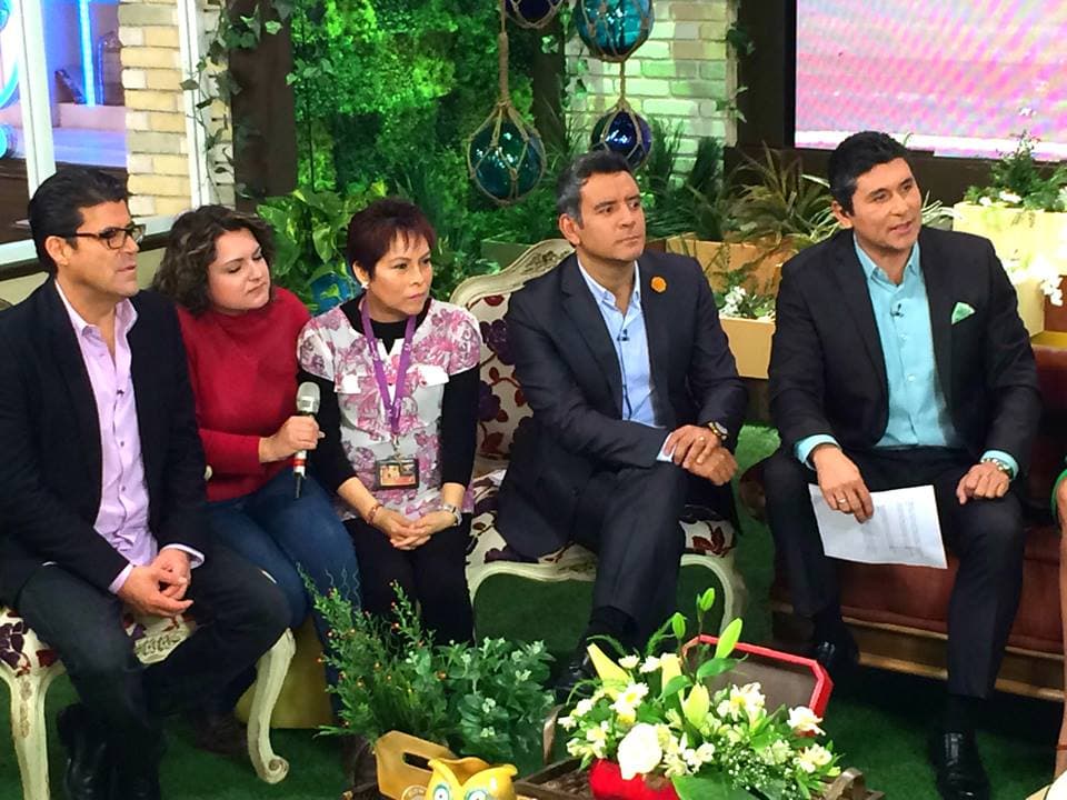 César Lozano toca el tema de las mamás trabajdoras.