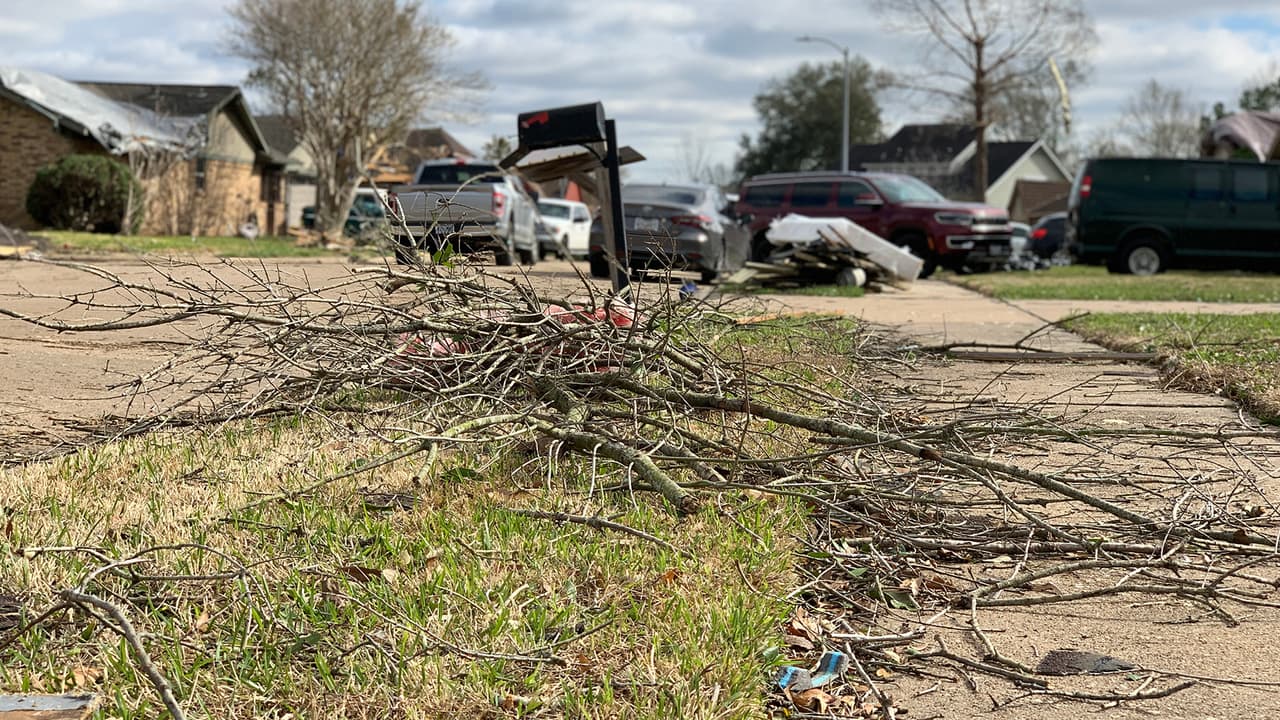 Cuadrillas de CenterPoint Energy trabajan en las áreas de Pasadena y Deer Park después de fuertes tormentas eléctricas y al menos un tornado que cayó el martes en el sureste de Texas.