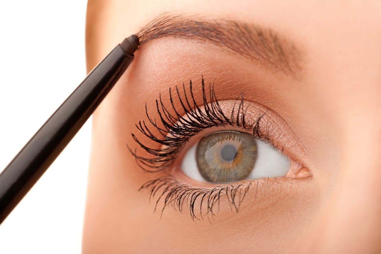 Una vez que tengas la forma marcada, podrás retocarte tú misma, quitando los pelitos sueltos a medida que vayan creciendo.