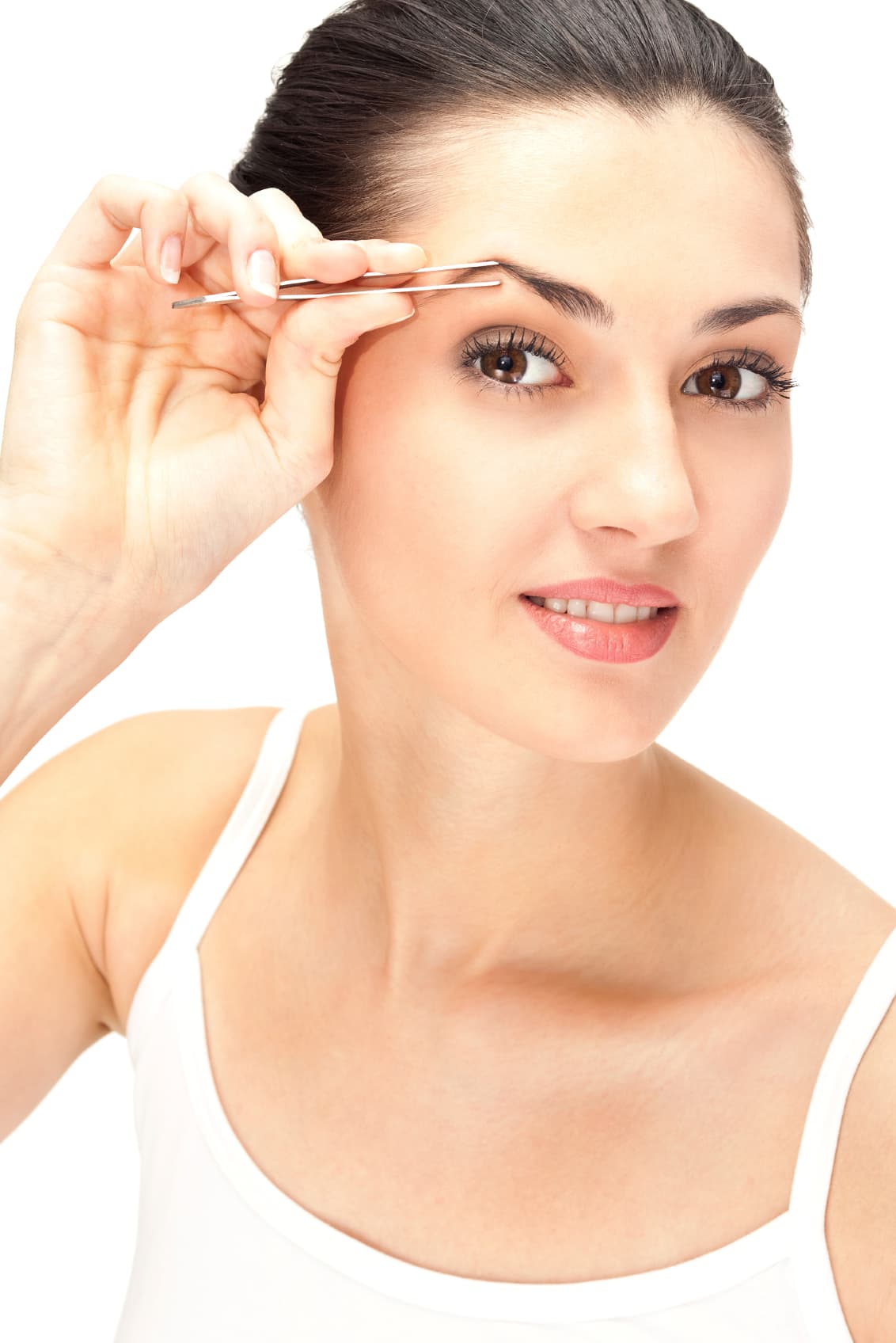 Sí: usar una pinza en ángulo. Tener una herramienta de buena calidad a la hora de depilarte, te facilitará la tarea. Numer recomendó que, si vas a tener una sola pinza, inviertas en una con punta en ángulo, ya que permitirá extraer los vellos cortos.