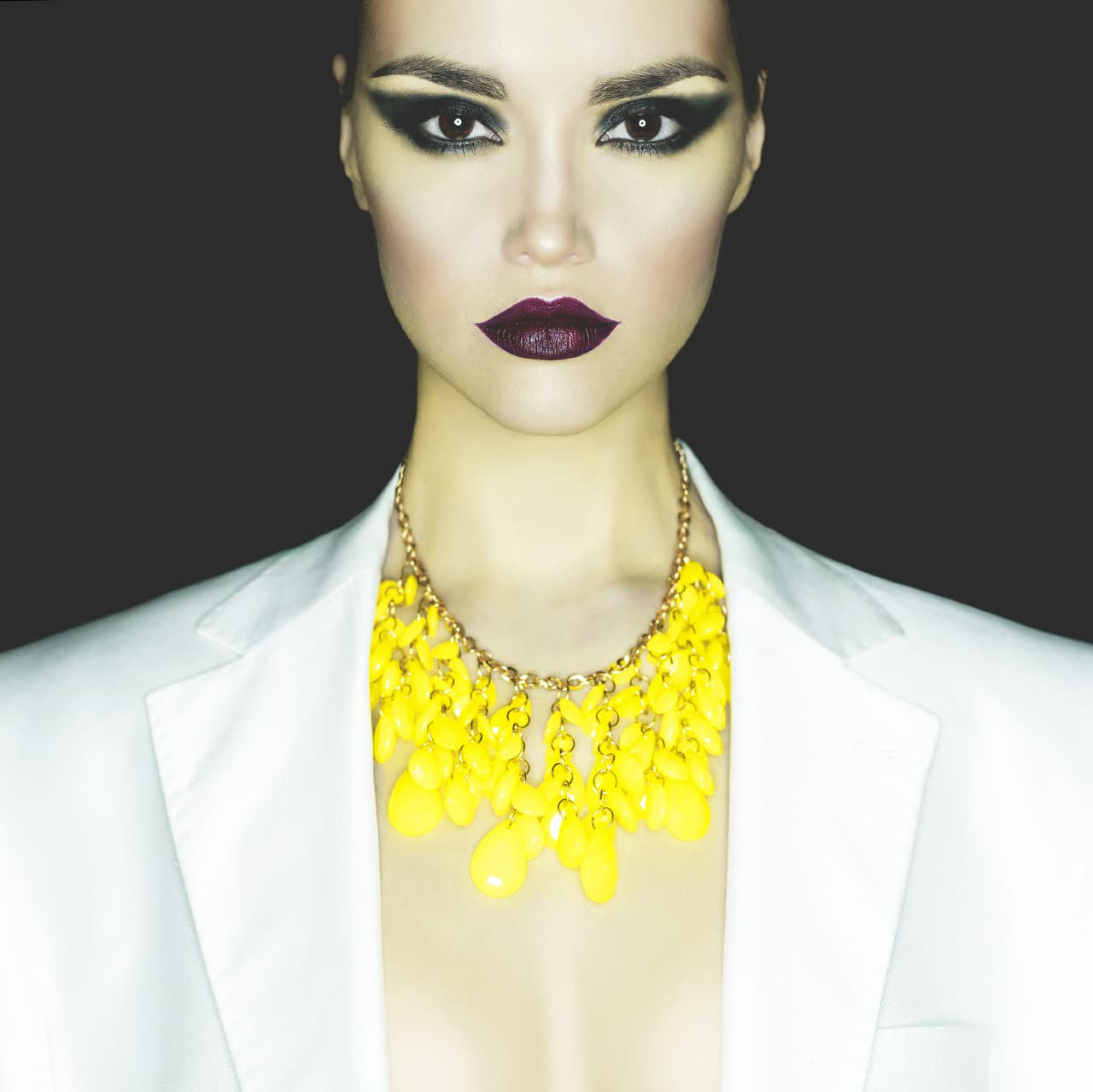 No: usar negro. Por mucho que quieras que tus cejas se vean súper oscuras, evita rellenarlas con un lápiz o producto en polvo color negro intenso, ya que podría endurecer tus facciones.