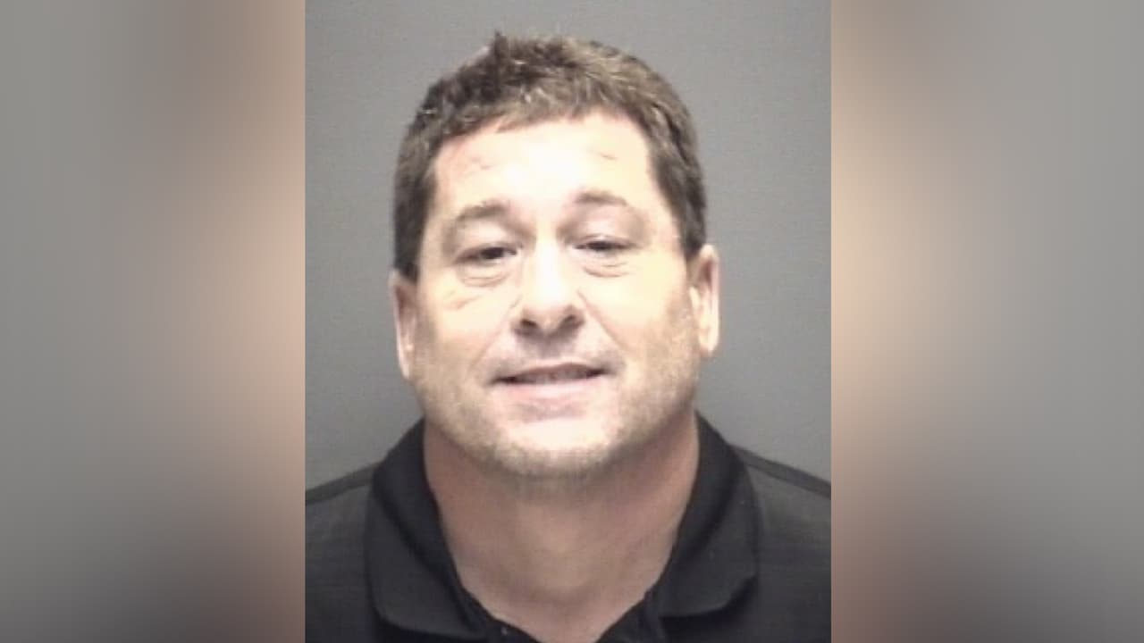 Carl Castillo, 49 años.